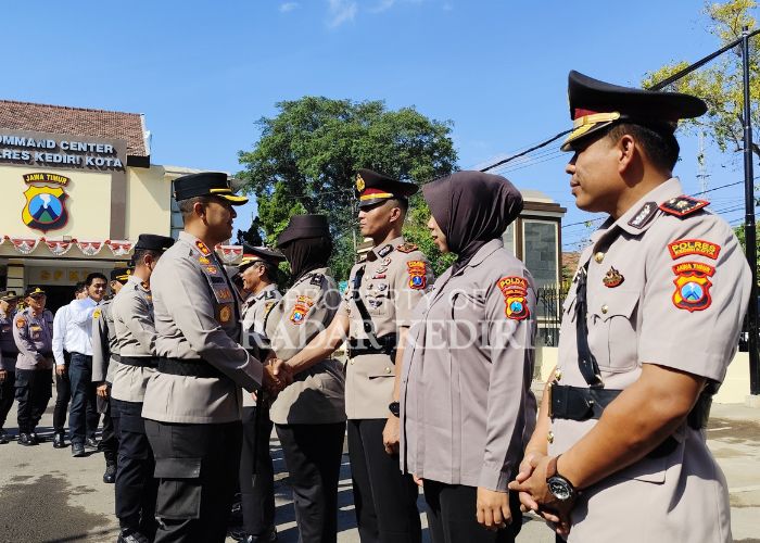 SELAMAT Kapolres AKBP Bramastyo Priaji bersamalan dengan Kasat Lantas yang baru AKP Afandy Dwi Takdir setelah kegaitan sertijab di Mapolres Kediri Kota