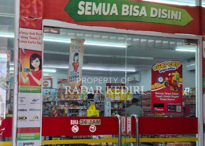 SASARAN PERAMPOK Minimarket Newmart di Desa Tales, Kecamatan Ngadiluwih, Kabupaten Kediri tetap beroperasi setelah menjadi sasaran perampok saat dini hari.