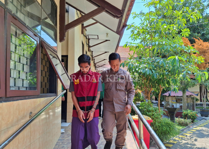 PASRAH: Petugas Kejari Kabupaten Kediri membawa Nova kembali ke Lapas Kelas II A Kediri usai pembacaan putusan di PN Kabupaten Kediri kemarin.