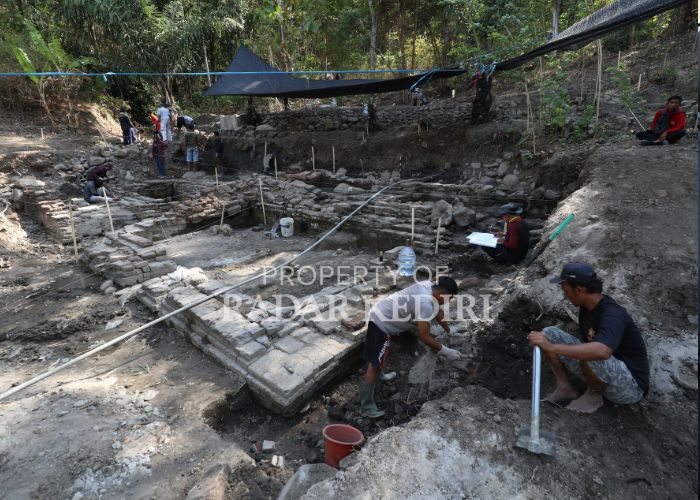 EKSKAVASI Tim BPK Jatim melakukan penggalian di dekat patirtan Candi Klotok, Kelurahan Pojok, Kecamatan Mojoroto