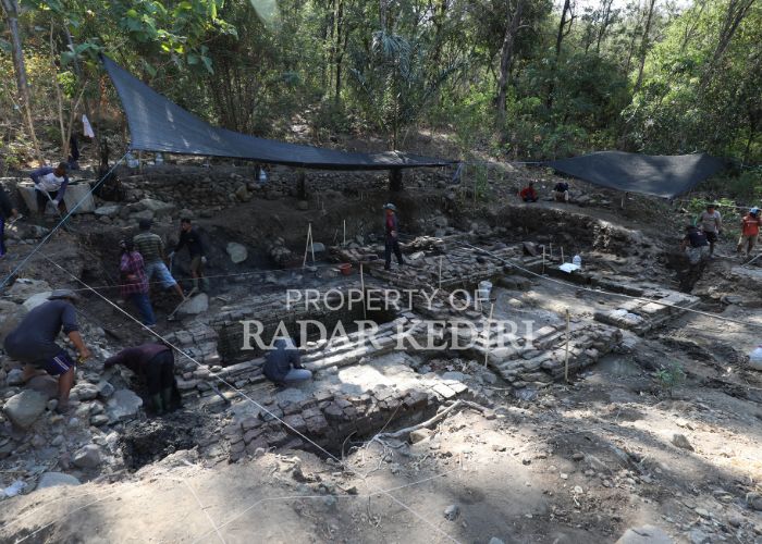BERAKHIR Tim Badan Pelestarian Kebudayaan Jawa Timur sedang melakukan ekskavasi di kawasan Candi Klotok areal patirtan.