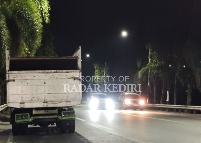 ALASAN NGANTUK Truk parkir di dekat Jembatan Semampir, Kecamatan Mojoroto saat malam hari.