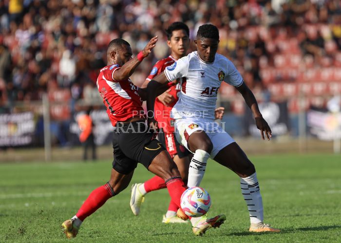SENGIT: Penyerang muda Persik Kediri Hugo Samir berduel dengan pemain Bali United FC.