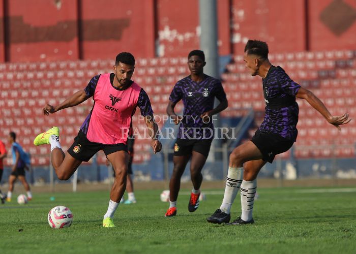GENJOT LATIHAN: Bek Persik Kediri Brendon Lucas berlatih serius untuk persiapan menghadapi Barito Putera.