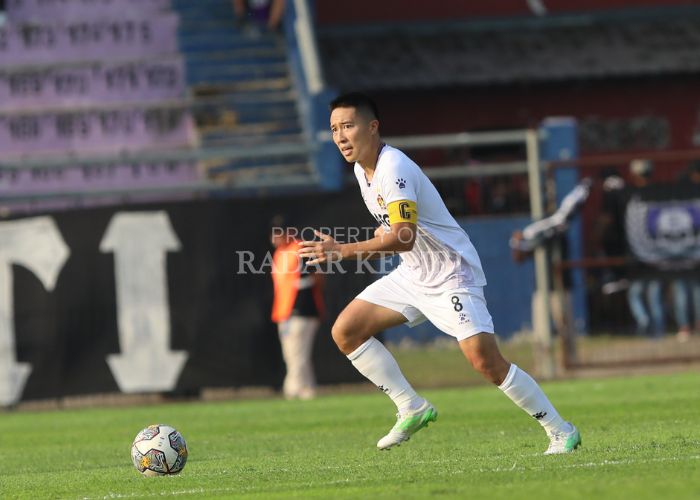 IL CAPITANO: Arthur Irawan saat bermain untuk Persik Kediri di Stadion Brawijaya.