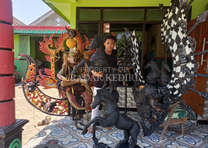 KREATIF: Sugeng Hadi Waluyo menunjukkan kreasi kostum karnaval buatannya.