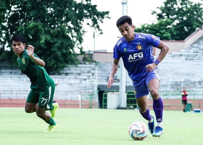 GOOD LUCK: Fitra Ridwan saat bermain untuk Persik Kediri melawan Persebaya Surabaya.