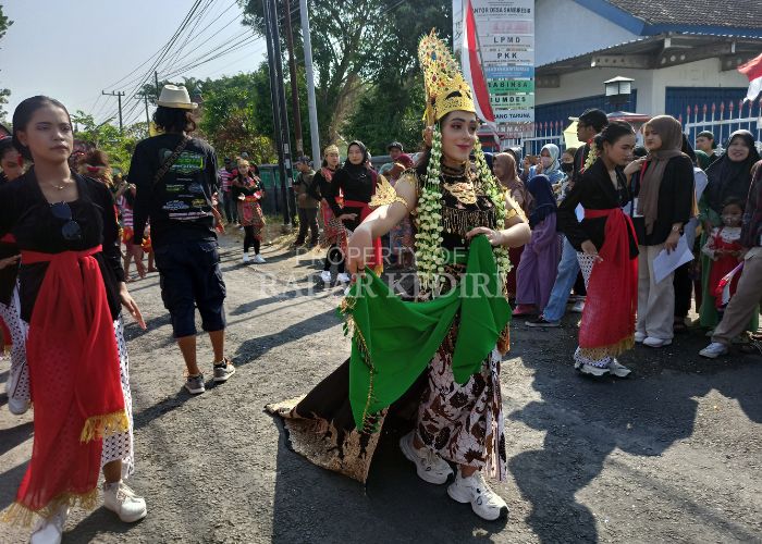 MERIAH: Karnaval dalam memperingati kemerdekaan di Desa Sambiresik, Gampengrejo, Kabupaten Kediri banyak didatangi penonton.