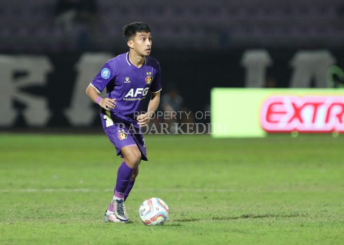 HENGKANG: Fitra Ridwan saat masih membela Persik Kediri.