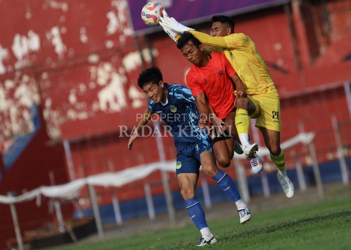 BERJIBAKU: Penyerang Persik Kediri M. Khanafi dihimpit bek dan kiper PSIM Yogyakarta saat laga uji coba di Stadion Brawijaya Kota Kediri Minggu (1/9/24).