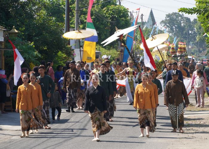 MERIAH: Kirab budaya yang digelar di Desa Sukorejo, Gurah, Kabupaten Kediri selalu memikat banyak pengunjung.