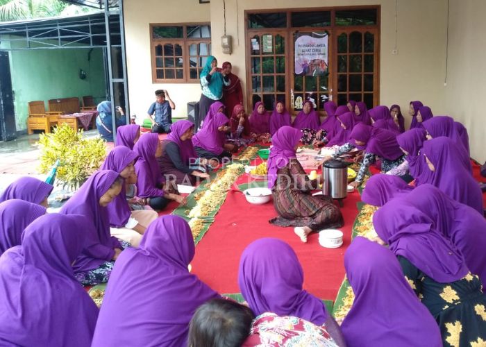 MANDIRI: Perkumpulan janda di Desa Turus, Gurah, Kabupaten Kediri saat menggelar pertemuan.