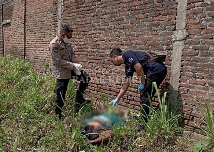 IDENTIFIKASI: Tim kepolisian Polres Kediri melakukan olah TKP penemuan mayat di Desa Lamong, Badas, Kabupaten Kediri.