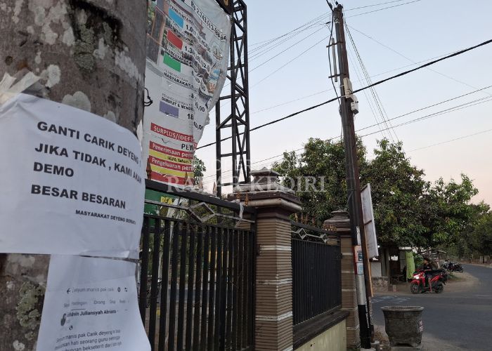 PROTES: Warga menempel pamflet bentuk kekesalan kasus asusila yang diduga dilakukan oknum sekretaris desa.