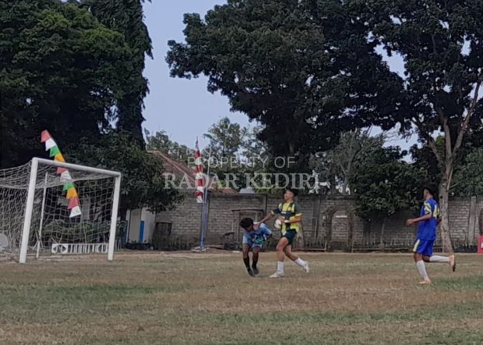 POTENSI BESAR: Pesepakbola muda berbakat berlaga dalam Liga Internal Persik Kediri.