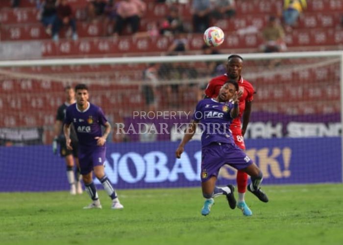 BENTURAN: Gelandang Persik Kediri Rohit Chand mendapat kontak fisik dengan pemain Malut United FC di Stadion Brawijaya. Penjualan tiket Persik Kediri merosot tajam.