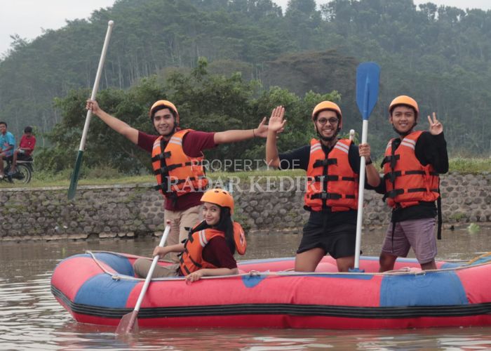 MENYENANGKAN: Wisatawan menikmati wahana permainan dan keindahan alam di Desa Siman, Kepung, Kabupaten Kediri.