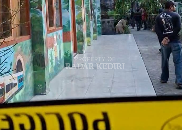 TEGA: Polisi memasang police line di tempat kejadian perkara (TKP).