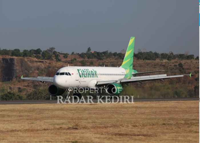 LANDING Pesawat Citilink saat landing di Bandara Dhoho Kediri. Penerbangan umroh yang awalnya dijadwalkan awal September akhirnya mundur hingga akhir September.