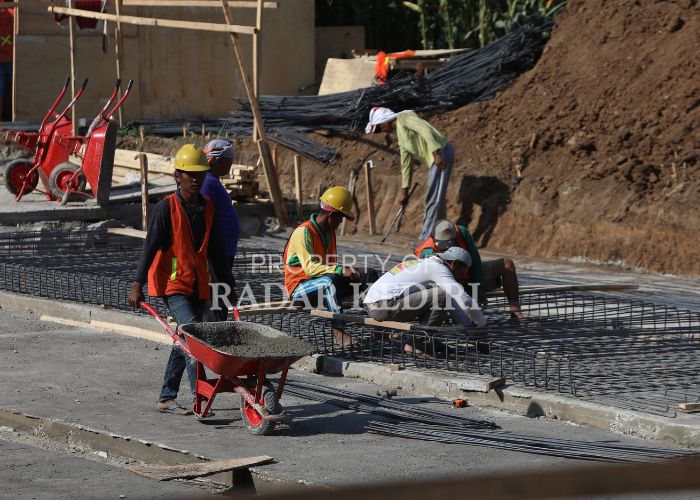 DIKEBUT Perkerja proyek IPAL di Ponpes Lirboyo sedang menyusun besi .