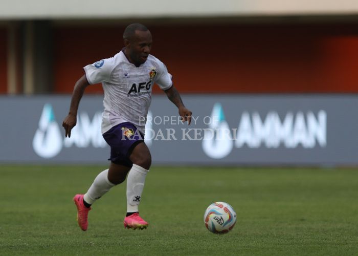 LINCAH: Feri Pahabol saat masih membela tim Macan Putih Persik Kediri. Dia disebut mendapat tawaran dari Persibo Bojonegoro.