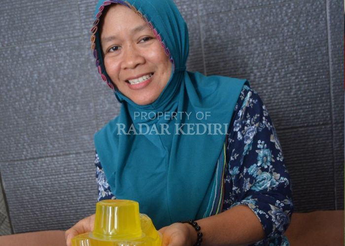 SEGAR: Mursih menunjukkan minuman sari nanas asli Desa Bedali, Ngancar, Kabupaten Kediri.