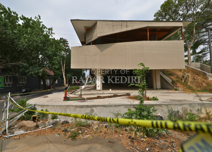 BELUM SELESAI: Sisi utara proyek alun-alun dalam kondisi terbuka setelah pagarnya dibuka paksa pendemo pada Juli lalu.