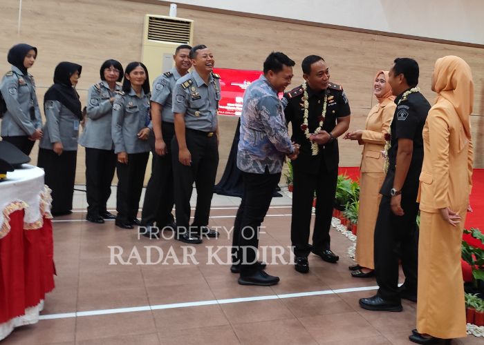 SELAMAT: Urip Dharma Yoga berjabat tangan setelah serah terima jabatan Kepala Lapas IIA Kediri.