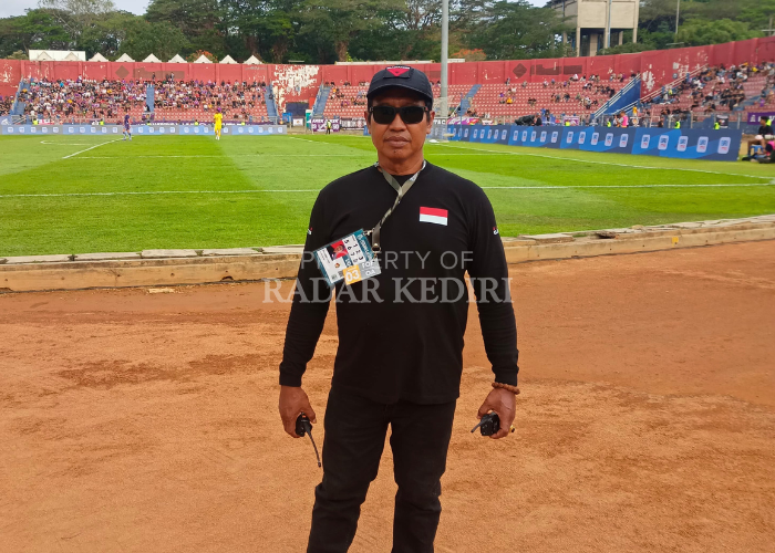KENYANG PENGALAMAN: Eko Agus Koko mengakrabi Persik sejak puluhan tahun silam. Dia pernah menjadi penjaga penitipan motor hingga korlap Persikmania.