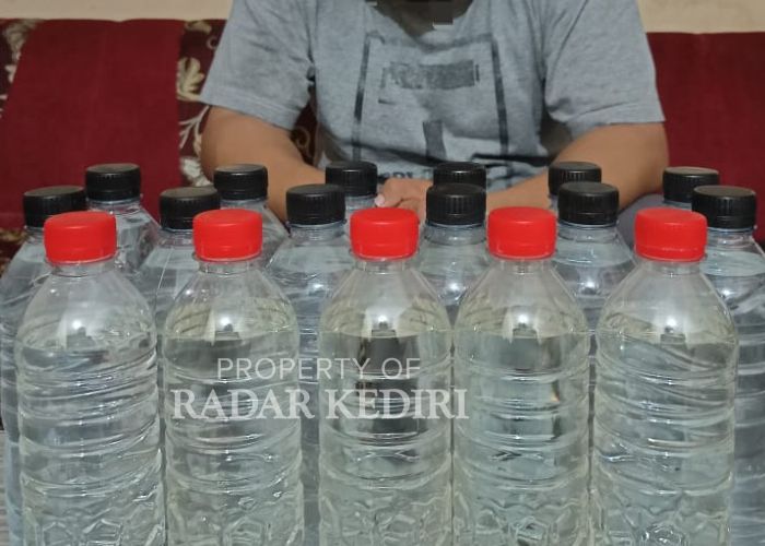 BUKAN MINERAL Ini adalah arak yang dijual warga Desa Bulu, Kecamatan Semen. Warna tutup menjadi penanda jenis arak yang dijual, yakni arak jawa dan aeak bali.