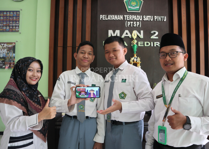 GAME KREATOR: Dua siswa MAN 2 Kota Kediri pembuat game Keche, Ahya (2 dari kiri) dan Raihan, diapit dua guru pembimbing, Tyas Asih (kiri) dan Ahya Mujahidin.