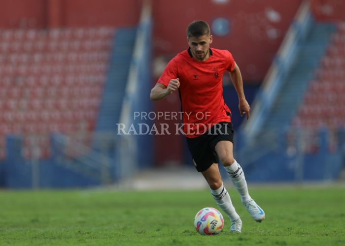 RELAKAN: Majed Osman, salah satu pemain asing Macan Putih saat berlatih di Stadion Brawijaya Kota Kediri.