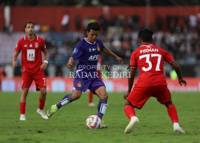 TANGGUH: Gelandang Persik Kediri Bayu Otto mengolah bola saat laga melawan Malut United di Stadion Brawijaya.