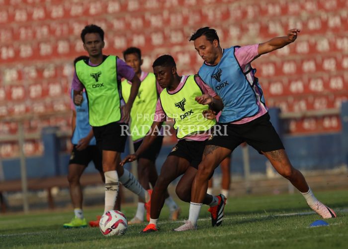 POTENSIAL: Hugo Samir beradu fisik dengan Ezra Walian saat latihan rutin Persik Kediri.