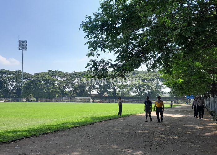 CARI BIBIT PESEPAKBOLA MUDA: Panitia Persedikab League dan pihak kepolisian saat mengecek Stadion Canda Bhirawa beberapa waktu lalu.