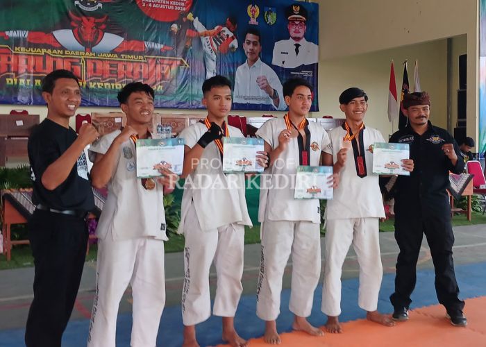 BERPRESTASI: Atlet cabor tarung derajat Kabupaten Kediri berfoto bersama.