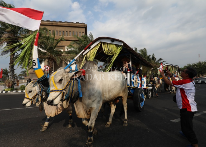 CANTIK: Parade cikar yang digelar di Simpang Lima Gumul Kabupaten Kediri.