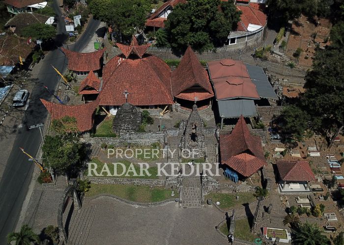 JADI CAGAR BUDAYA: Pemandangan Gereja Puhsarang di Desa Puhsarang, Kecamatan Semen ketika diambil dari atas.