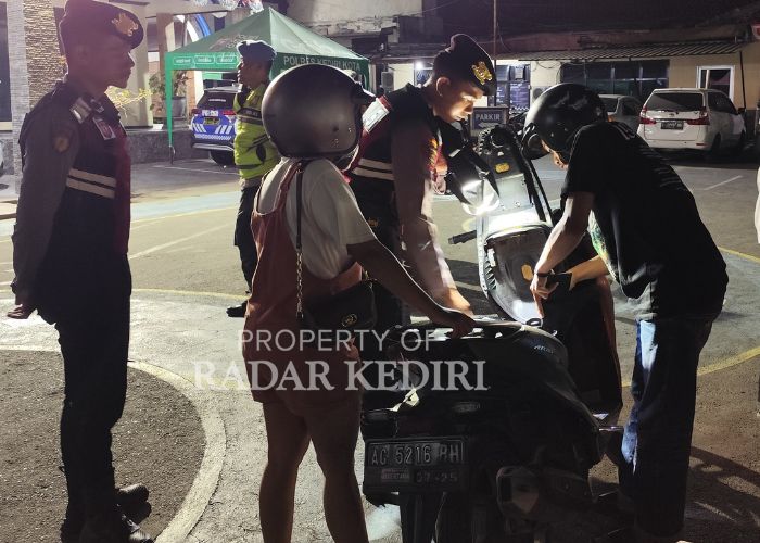 BUKA JOK: Polisi saat mengencek bawaan pemotor.