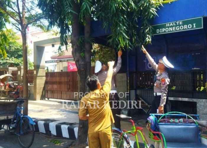 TERTIB: Anggota Satlantas Polres Kediri saat melakukan survey lapangan megecek rambu lalu lintas di Kota Kediri