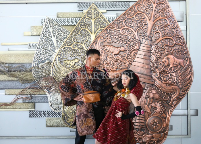 IKONIK: Dua muse yang juga Inu Kirana 2024 memeragakan busana ready to wear berbahan kain batik dan tenun ikat dalam pengambilan gambar Kediri Fashion Batik Festival (KFBF) di Bandara Dhoho kemarin.