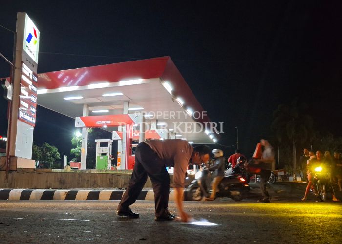 NAHAS: Petugas Satlantas Polres Kediri Kota melakukan olah TKP di jalan Semeru, Kelurahan Tamanan pada Minggu (8/9) malam.