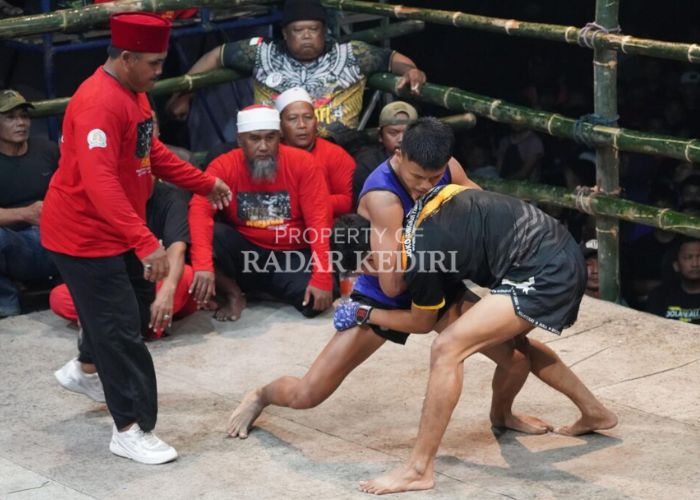 DUEL: Dua petarung beraksi dalam ajang pencak dor yang digelar di Desa Duwet, Wates, Kabupaten Kediri.