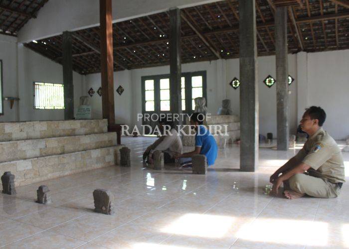 SAKRAL: Makam bersejarah di Desa Badal, Ngadiluwih banyak dikunjungi peziarah.