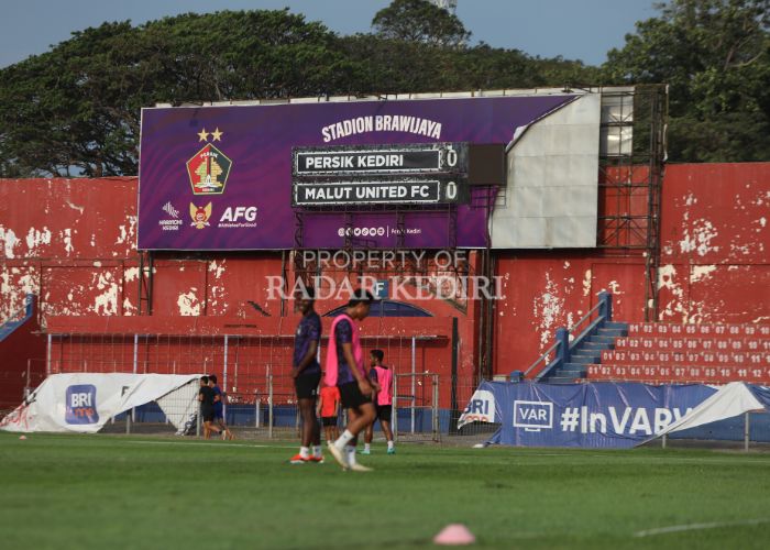 LARIS MANIS: Hugo Samir dan rekan-rekannya saat berlatih di Stadion Brawijaya Kota Kediri. Deltras Sidoarjo ngebet untuk menyewa stadion ini.