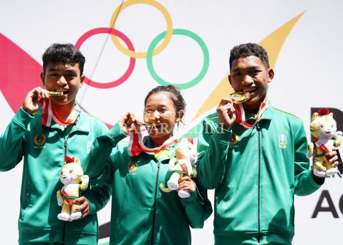 MEMBANGGAKAN: Bima, Elvia, dan Adrian (dari kiri ke kanan) berhasil menyabet emas cabor balap sepeda PON XXI.