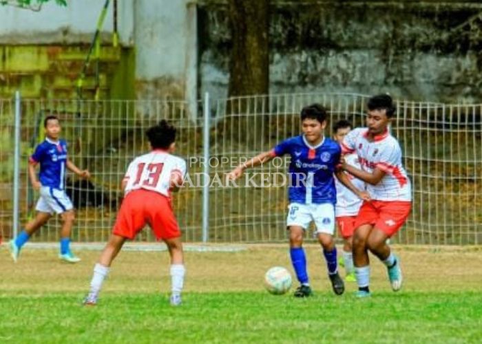 POTENSIAL: Pesepakbola muda asli Kediri sedang berlaga di Stadion Canda Bhirawa Pare.