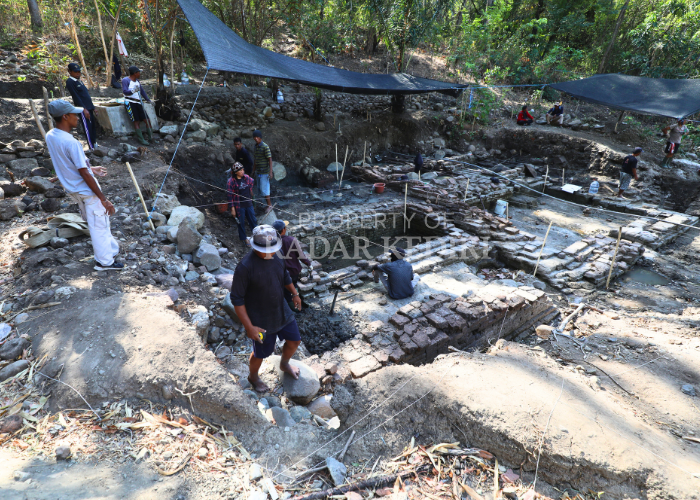 Tim BPK Jatim ketika melakukan eskavasi terakhir di area Candi Klotok, Kelurahan Pojok, Mojoroto.