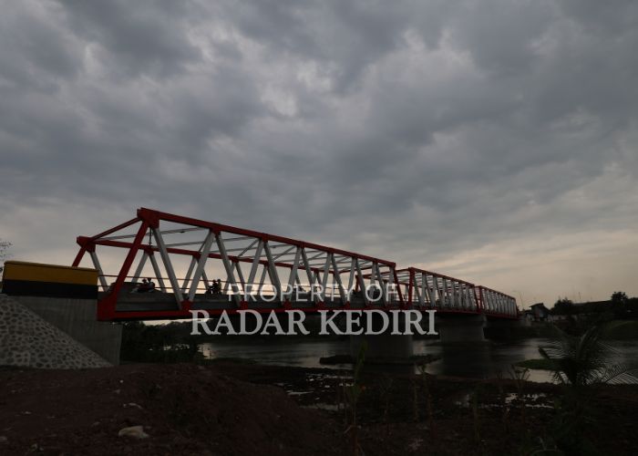 MENDUNG: Awan gelap menggelayut di atas Jembatan Jongbiru pada Senin (9/9) sore.