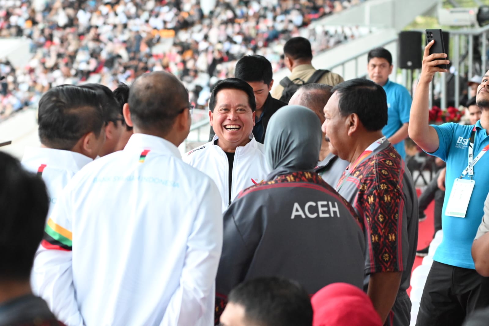 Direktur Utama BSI Hery Gunardi (tengah) berbincang dengan jajaran Direksi BSI dan stakeholder saat menghadiri Upacara Pembukaan PON Aceh - Sumut XXI 2024 yang dibuka oleh Presiden Republik Indonesia